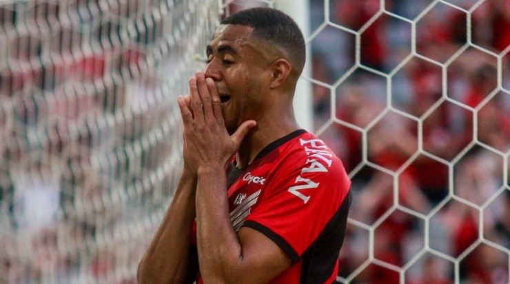 Foto: Gabriel Machado/AGIF - Erick falou sobre Vítor Roque após a partida