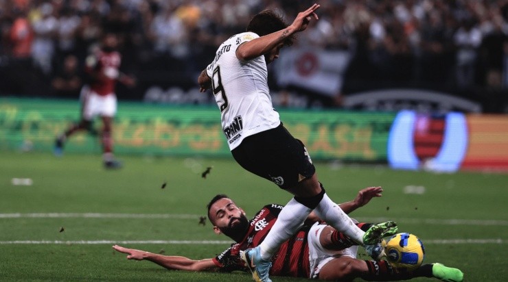 Foto: Ettore Chiereguini/AGIF - Yuri Alberto sendo travado por Thiago Maia na final da última Copa do Brasil.