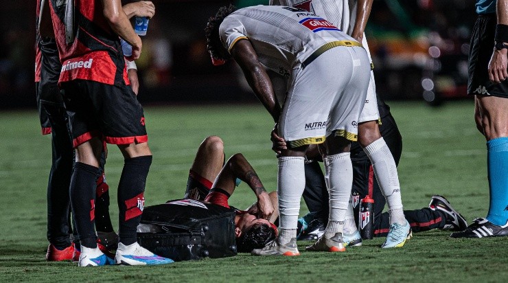 Foto: Isabela Azine/AGIF - Momento em que Araos se lesionou.