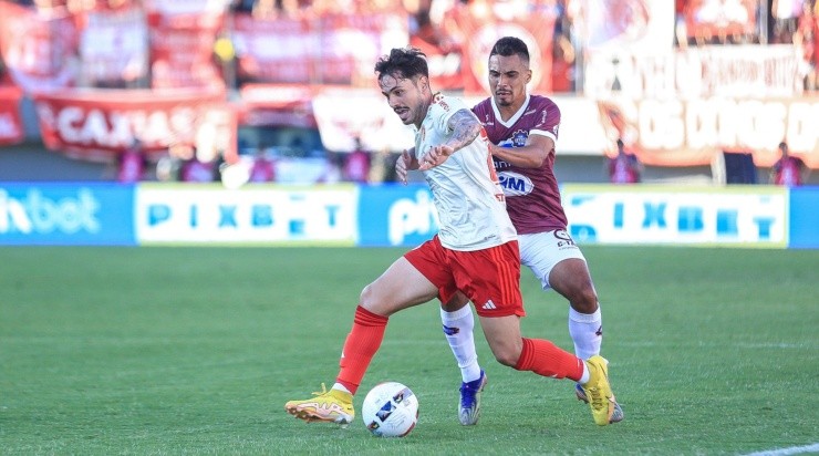 Foto: Fernando Alves/AGIF - Maurício em ação contra o Caxias. 