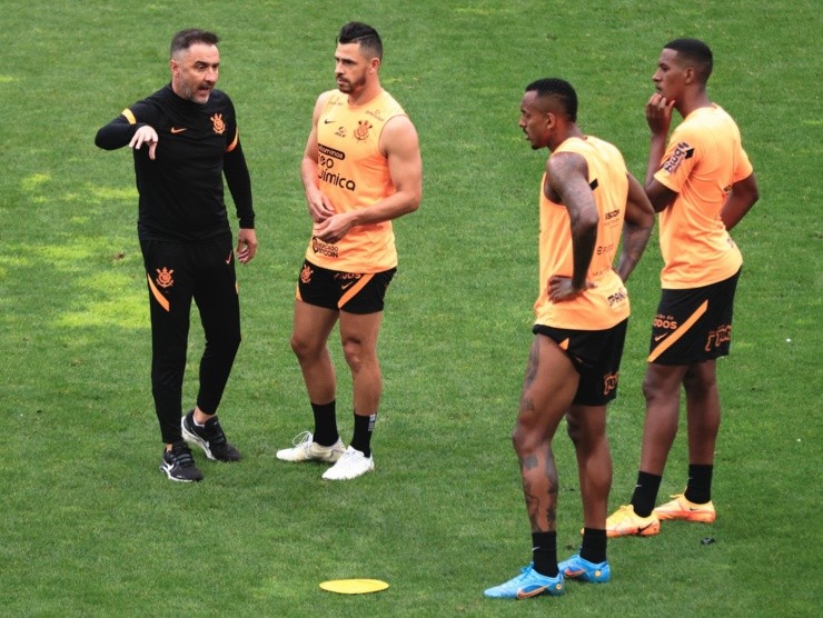 Ettore Chiereguini/AGIF – Vitor Pereira comandando treino no Timão em 2022