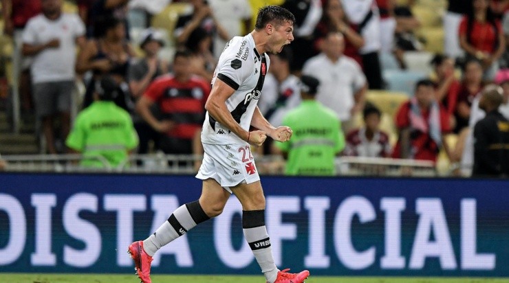 Foto: Thiago Ribeiro/AGIF - O defensor balançou as redes no clássico