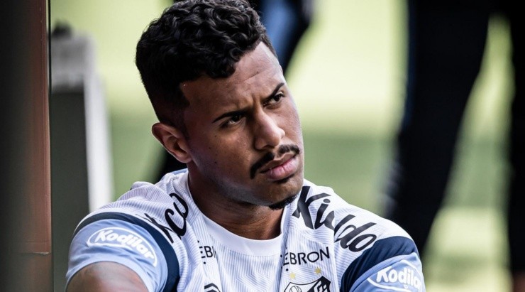 Foto: Raul Baretta/ Santos FC / Divulgação - Ed Carlos: jovem está de volta aos treinos do Santos