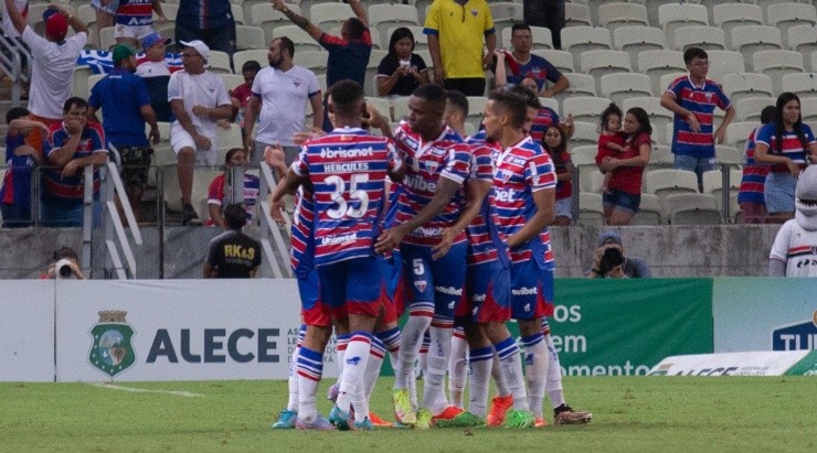 Lucas Emanuel/AGIF – Jogadores do Fortaleza celebrando gol do Calebe
