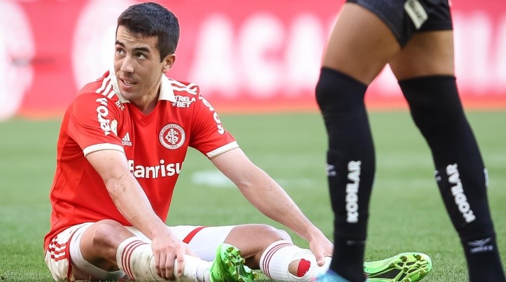 Foto: Pedro H. Tesch/AGIF - De Pena: uruguaio ficou no banco no 1º jogo da semifinal do Gauchão
