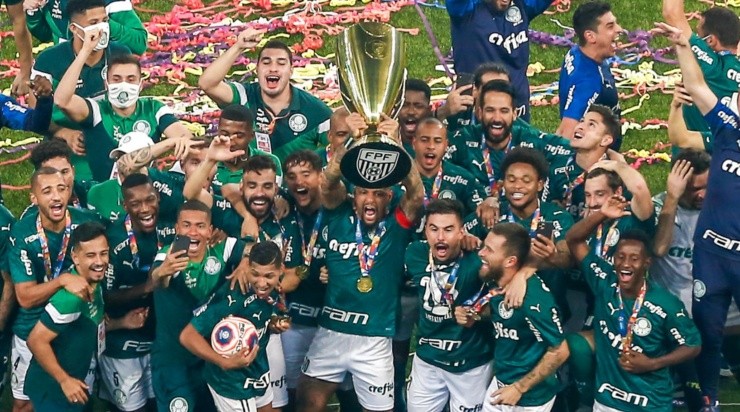 Foto: Marcello Zambrana/AGIF - Momento que os atletas ergueram o troféu. 