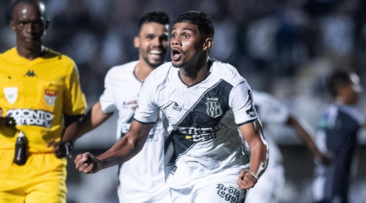 Foto: Diogo Reis/AGIF - Luiz Felipe comemorando seu tento.