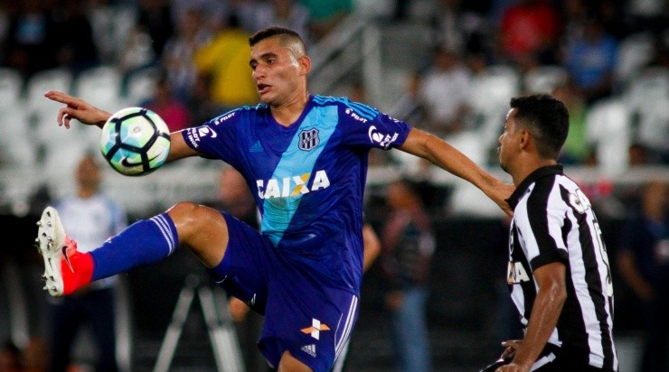Foto: Luciano Belford/AGIF - Ravanelli atuando pela Ponte Preta no Brasileirão de 2017.