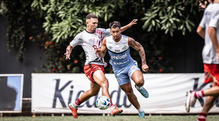 Foto: Raul Baretta/SFC - Marcos Leonardo durante jogo treino.