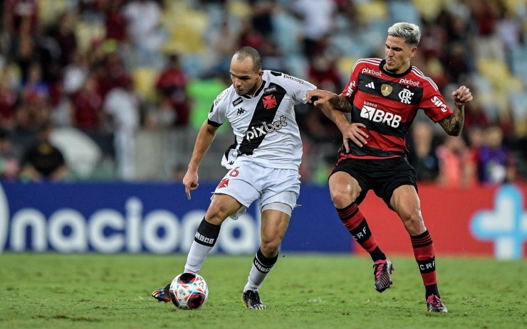 Thiago Ribeiro/AGIF -Rodrigo jogador do Vasco disputa lance com Pedro jogador do Flamengo durante partida no estádio Maracanã