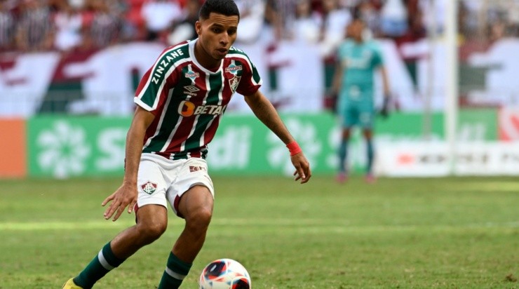 Foto: Mateus Bonomi/AGIF - Alexsander vem sendo o titular da lateral-esquerda do Fluminense