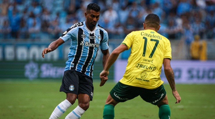Foto: Maxi Franzoi/AGIF - Thiago em ação na partida contra o Ypiranga. 