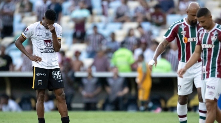 Foto: Jorge Rodrigues/AGIF - Lelê lamentando a queda para o Tricolor na semifinal.