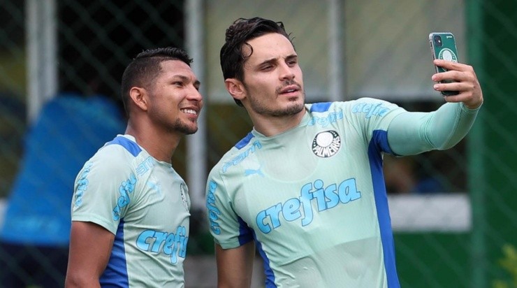 Foto: Cesar Greco/Palmeiras/Divulgação - Rony e Veiga: dupla sonha com chance no futebol europeu