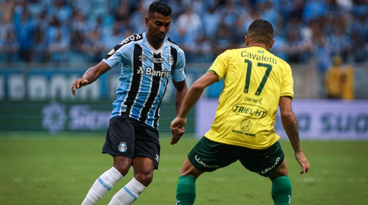 Foto: Maxi Franzoi/AGIF - Thiago Santos foi muito vaiado na classificação do Grêmio diante do Ypiranga.