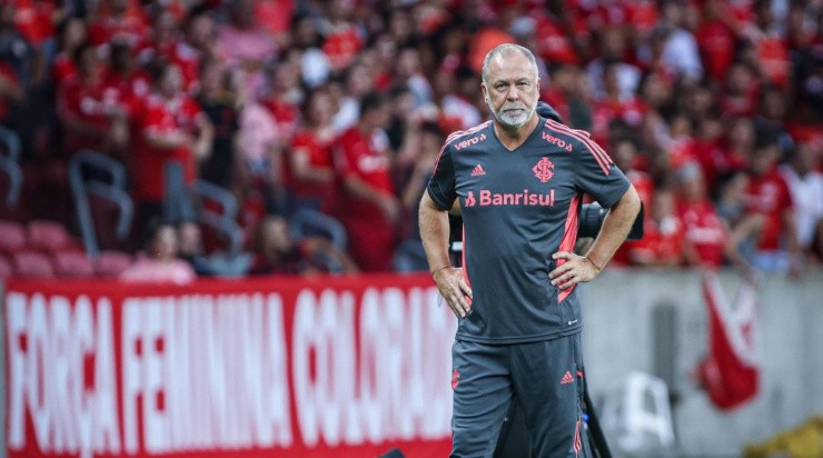 Foto: Maxi Franzoi/AGIF - Mano Menezes chega pressionado após a eliminação no estadual. 