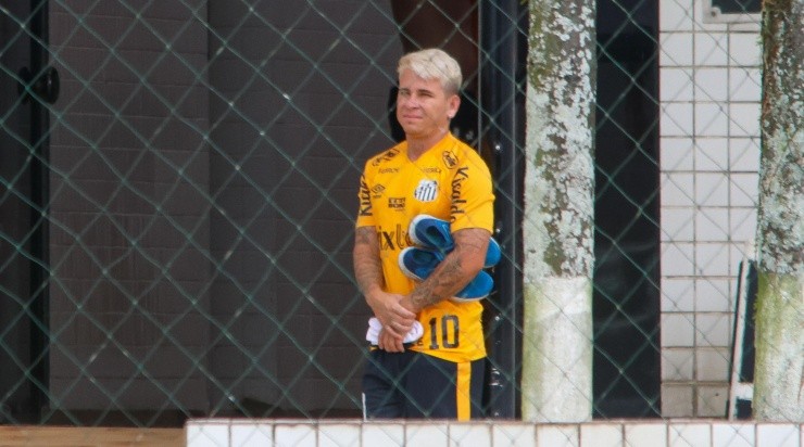 Foto: Fernanda Luz/AGIF - Soteldo vem realizando a recuperação no CT do Santos.