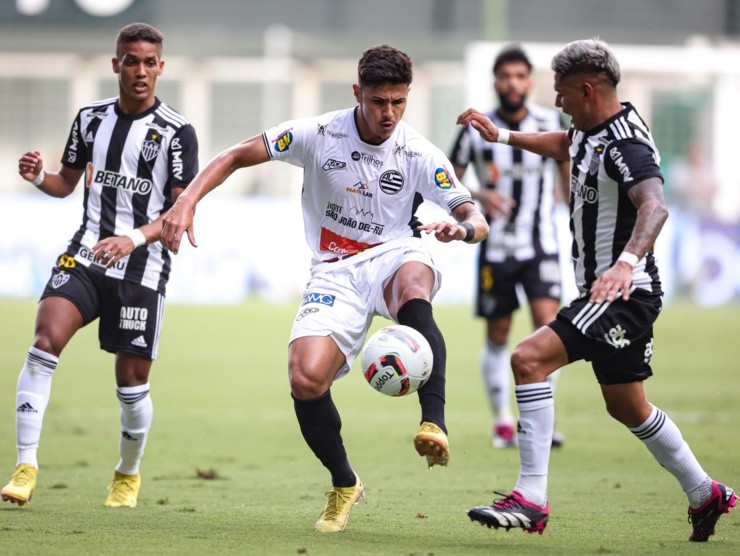 Gilson Junio/AGIF – Rômulo atuando contra o Galo