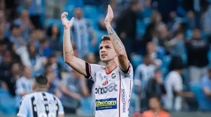 Foto: Maxi Franzoi/AGIF - Bernardo em ação pela Série B de 2022.