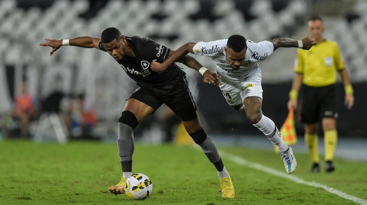 Foto: Thiago Ribeiro/AGIF- Júnior Santos em ação no ano passado, pelo Glorioso.