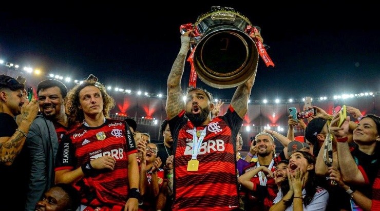 Foto: Marcelo Cortes/CRF - Gabigol levantando a taça em 2022. Foto: Marcelo Cortes/CRF - Gabigol levantando a taça em 2022.