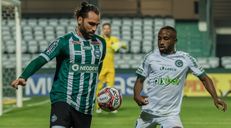 Foto: Robson Mafra/AGIF - Diego em ação no seu primeiro ano no clube, em 2021.