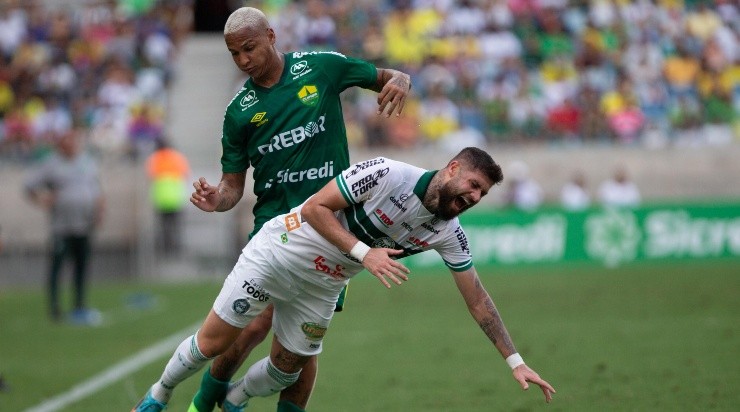 Foto: Gil Gomes/AGIF - Deyverson em ação justamente contra o Coritiba. Foto: Gil Gomes/AGIF - Deyverson em ação justamente contra o Coritiba.