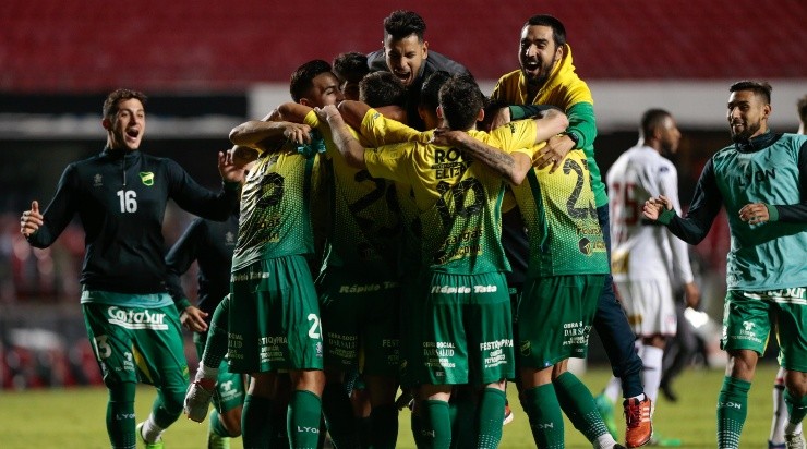 Foto: Marcello Zambrana/AGIF - Jogadores do Defensa y Justicia comemorando a vaga no jogo de volta.
