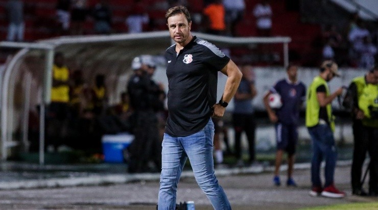 Foto: Rafael Vieira/AGIF - Felipe Conceição, técnico do Santa Cruz