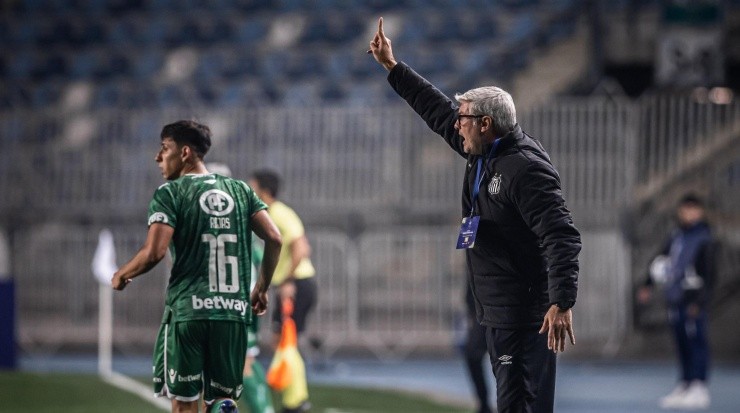 Foto: Raul Baretta/ Santos FC/Divulgação - O treinador afirmou que o time não ficou mais defensivo com mais um volante Foto: Raul Baretta/ Santos FC/Divulgação - O treinador afirmou que o time não ficou mais defensivo com mais um volante