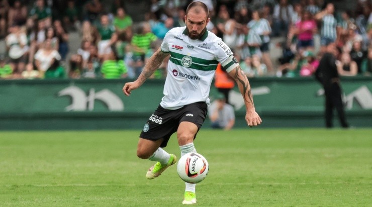 Foto: Robson Mafra/AGIF - Willian Farias: volante foi baixa nas últimas partidas do Coxa