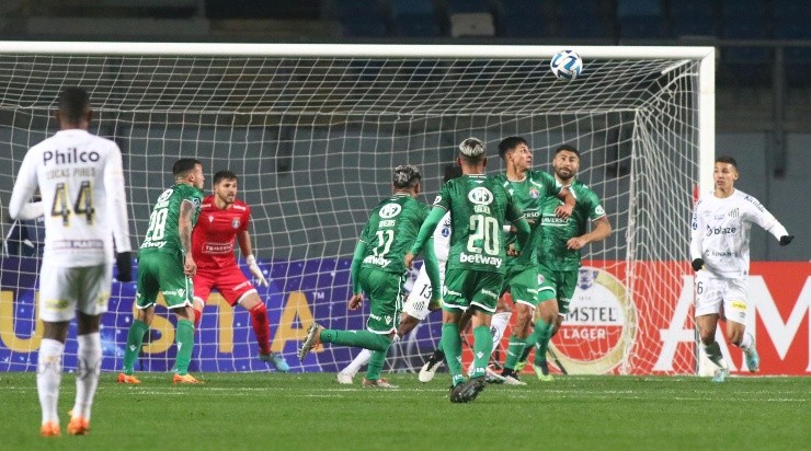 Foto: PhotoSport/AGIF - Peixe venceu somente um jogo até aqui na Sul-Americana.