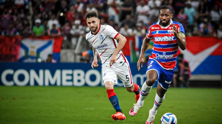 Foto: Kely Pereira/AGIF - Tinga em ação contra o San Lorenzo.