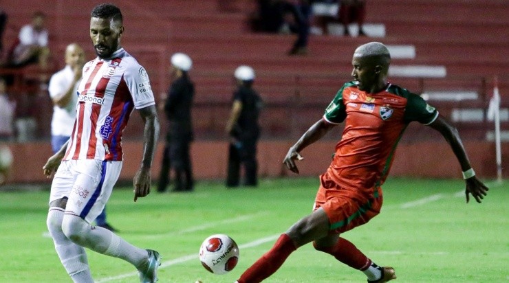 Foto: Rafael Vieira/AGIF - Paulo Miranda em partida válida pelo Náutico