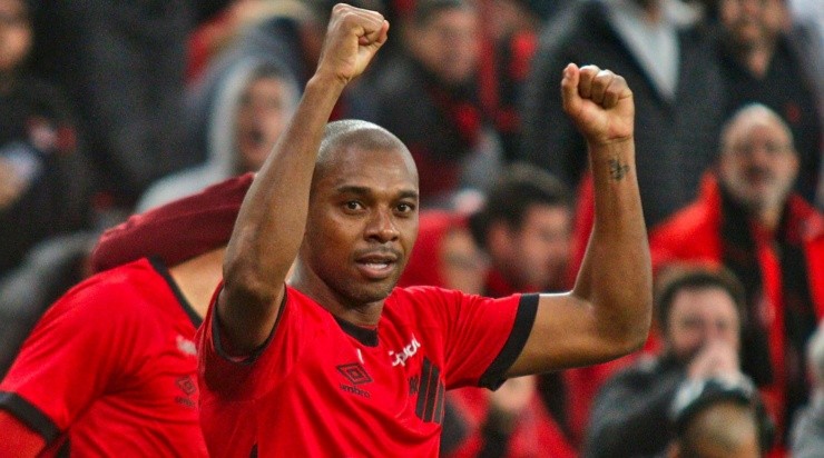 Foto: Gabriel Machado/AGIF - Fernandinho: volante está fora dos próximos jogos do Athletico