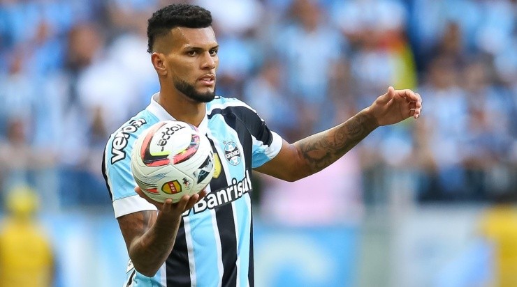 Foto: Pedro H. Tesch/AGIF - Rodrigues: zagueiro pode ser vendido em breve pelo Grêmio