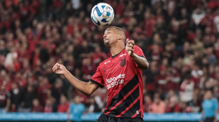 Foto: Robson Mafra/AGIF - Zé Ivaldo: zagueiro tem futuro indefinido no Athletico