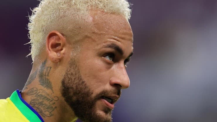 Neymar volta ao PSG, toma cartão vermelho e briga com zagueiro