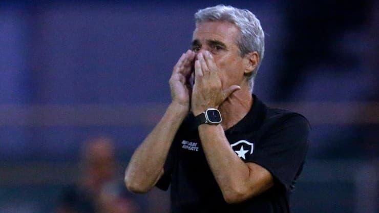 Foto: Vitor Silva/Botafogo/Divulgação - Luís Castro: técnico apontou motivos para tropeço do Botafogo com um jogador a mais