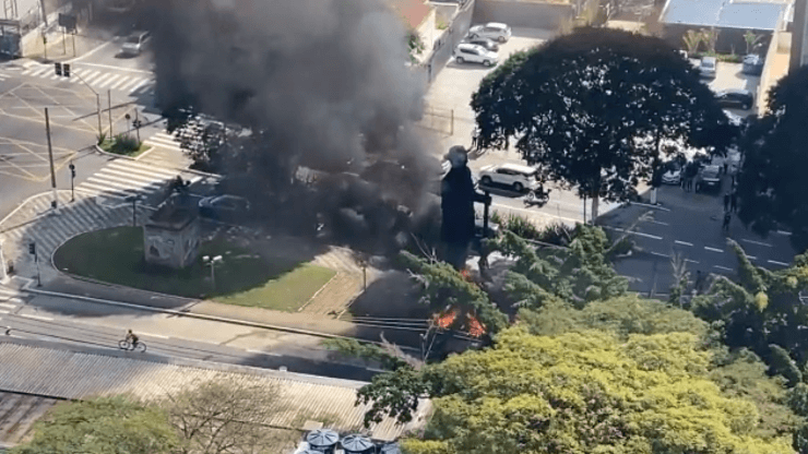 Estátua de Borba Gato sendo incendiada (Foto: Reprodução/Twitter)