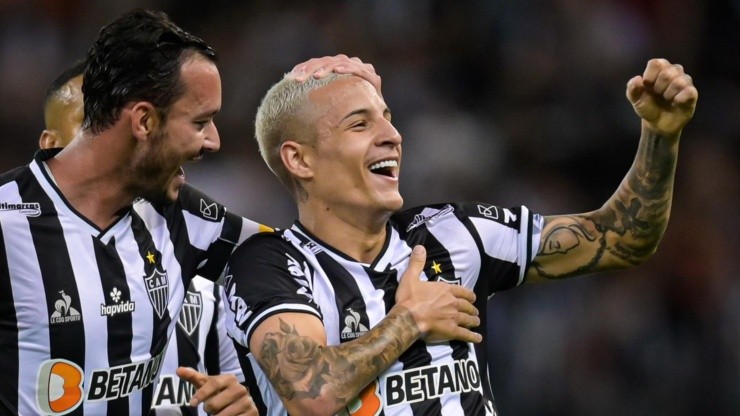 Arana comemora com Réver o gol marcado diante do Fortaleza (Foto: Getty Images)