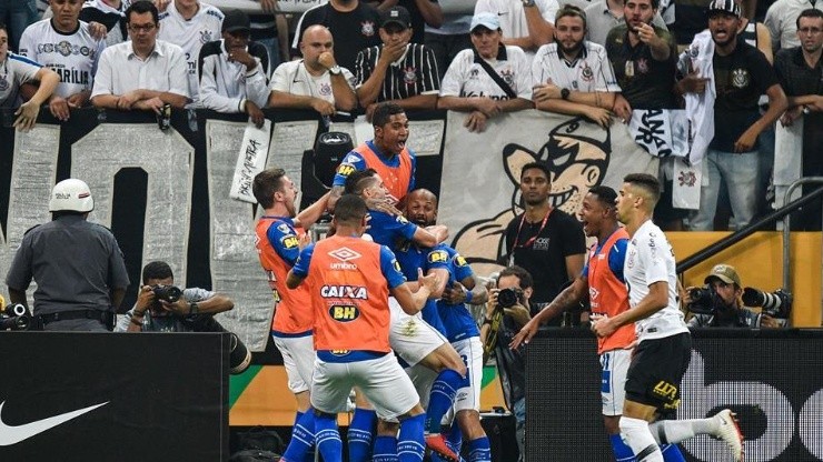 Foto Getty Images - Cruzeiro festeja a Copa do Brasil contra o Corinthians, no estádio do rival.