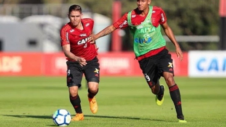 Foto: Gilvan de Souza/Flamengo - Cuéllar (à esq.) estaria de saída do Al-Hilal e retorno ao Flamengo já é ventilado