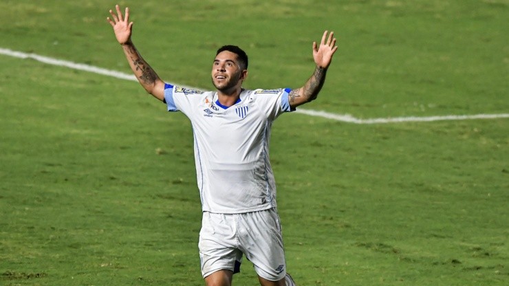 Thiago Ribeiro/AGIF - Renato comemorando gol pelo Avaí