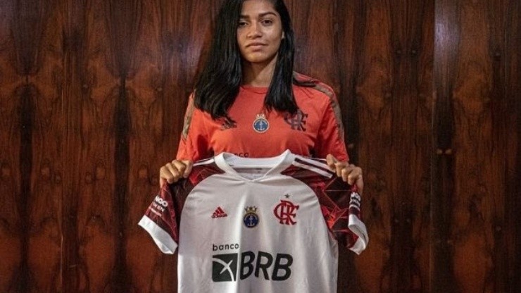 Ex-Vasco é anunciada como sétima contratação do futebol feminino do Flamengo: "Dar alegria para torcida"