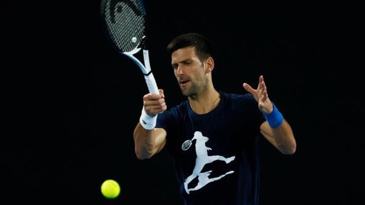 Novak Djokovic em ação durante antiga edição do Aberto da Austrália (Foto: Daniel Pockett/Getty Images)