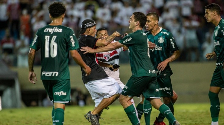 Foto: (Diogo Reis/AGIF) - Torcedores do São Paulo invadiram o gramado da Arena Barueri para tentar agredir os jogadores do Palmeiras