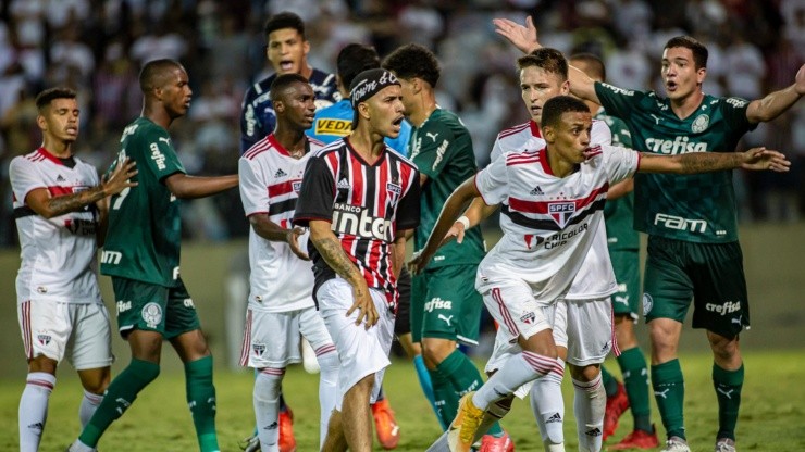 Foto: (Diogo Reis/AGIF) Neste sábado (22), indivíduos vestindo a camisa do São Paulo invadiram o gramado da Arena Barueri para tentar agredir os jogadores do Palmeiras
