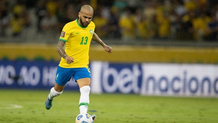 Daniel Alves voltará a ser titular pela Seleção Brasileira; ele ficou no banco na partida anterior