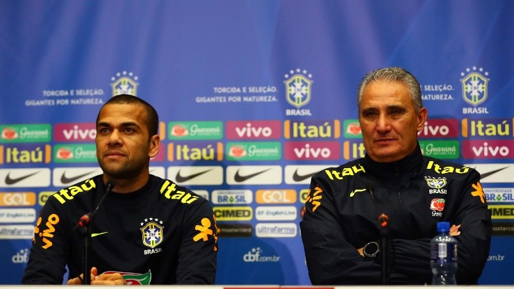 Foto: Clive Rose/Getty Images | Daniel Alves vive a expectativa de ser convocado pra a Copa